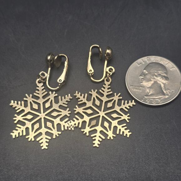 Avon 1982 Snowflake Earrings Gold Tone Clip On Vintage Christmas Holiday - Picture 3 of 5